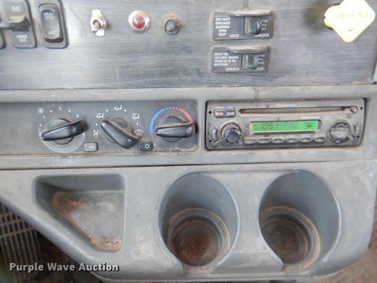 image for item DK8259 2006 Freightliner Columbia 120  feed delivery truck