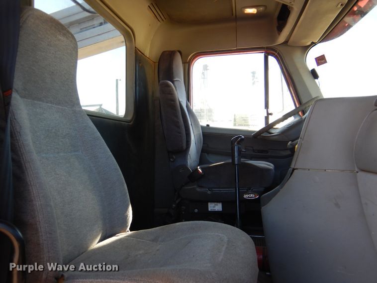 image for item DK8259 2006 Freightliner Columbia 120  feed delivery truck