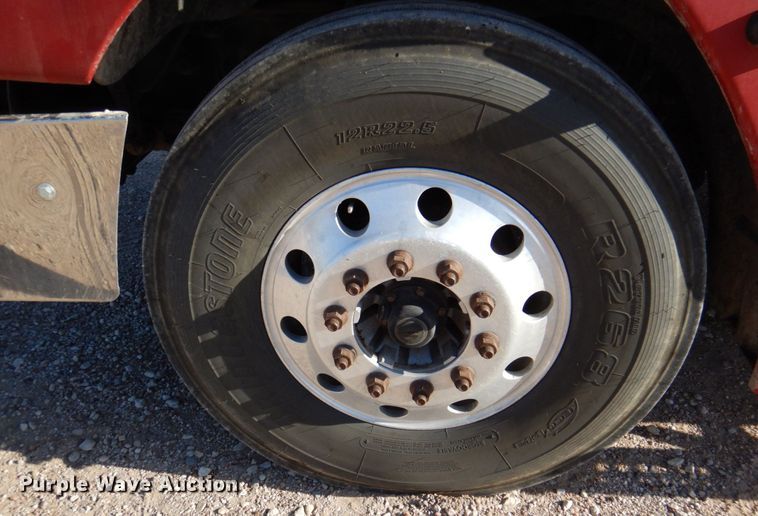 image for item DK8259 2006 Freightliner Columbia 120  feed delivery truck