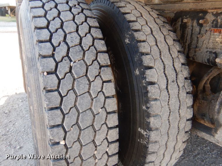 image for item DK8259 2006 Freightliner Columbia 120  feed delivery truck