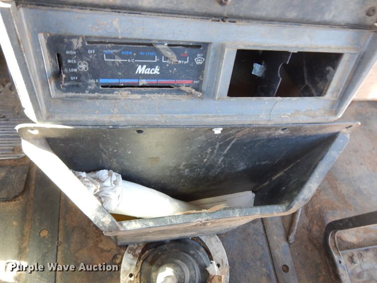 image for item DK8265 1999 Mack CH613  dump truck