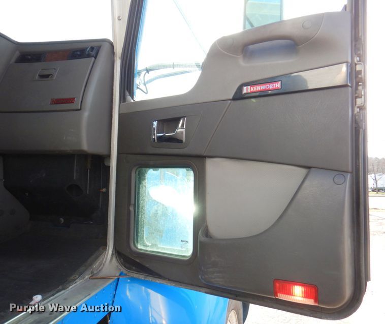 image for item DM6011 2010 Kenworth T370  box truck