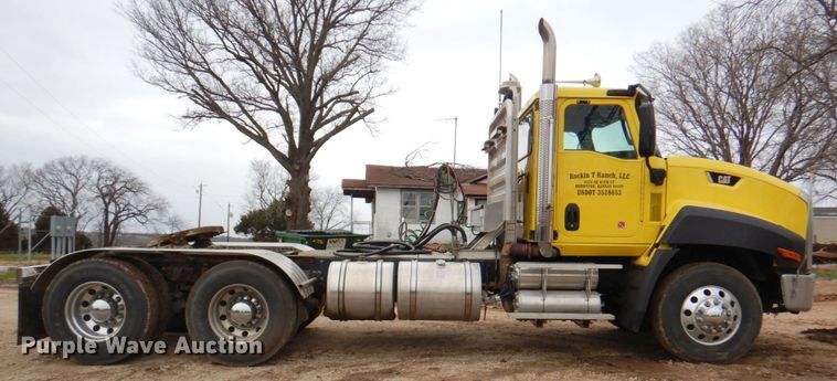 image for item DM6063 2013 Caterpillar CT660L  semi truck