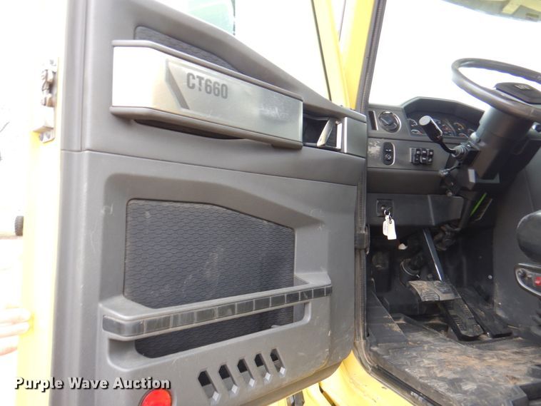 image for item DM6063 2013 Caterpillar CT660L  semi truck
