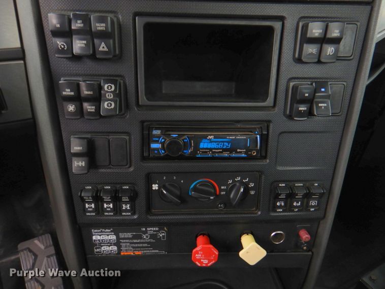 image for item DM6063 2013 Caterpillar CT660L  semi truck