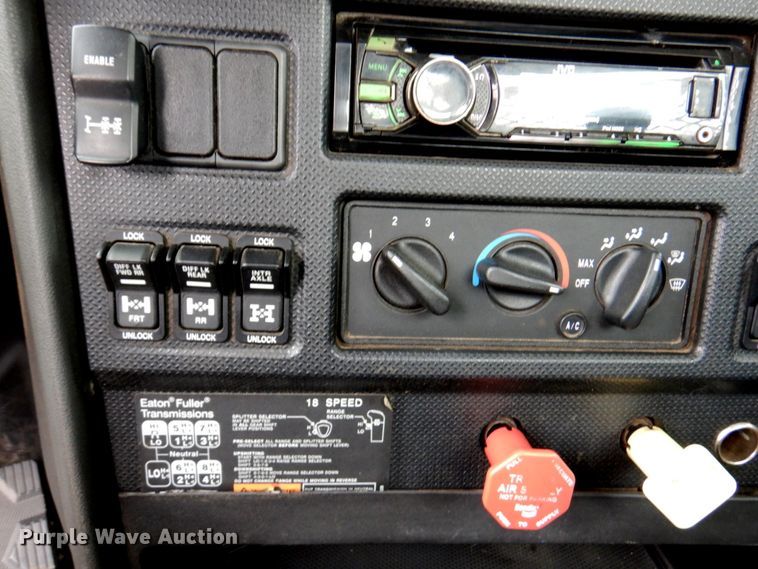 image for item DM6063 2013 Caterpillar CT660L  semi truck