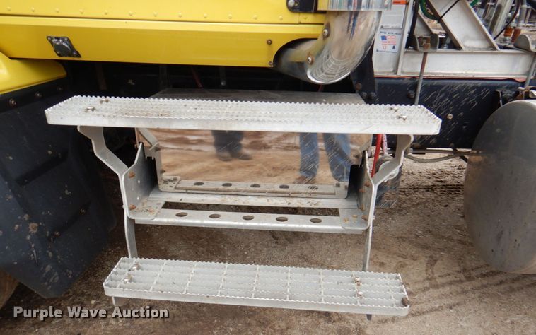 image for item DM6063 2013 Caterpillar CT660L  semi truck