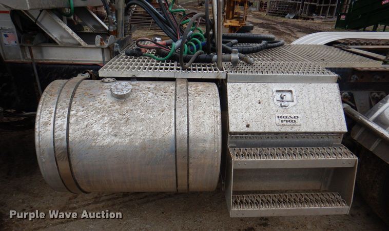 image for item DM6063 2013 Caterpillar CT660L  semi truck