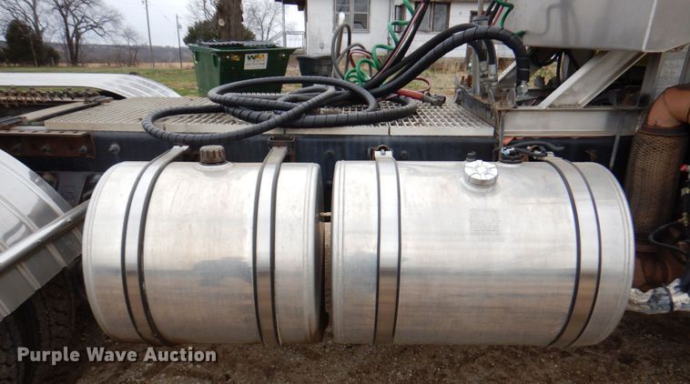 image for item DM6063 2013 Caterpillar CT660L  semi truck