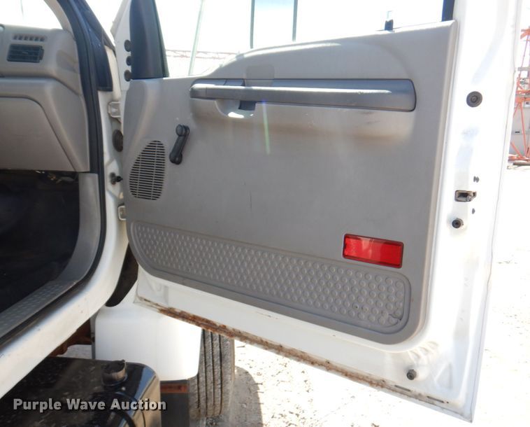 image for item DM6078 2000 Ford F650 Super Duty  flatbed truck