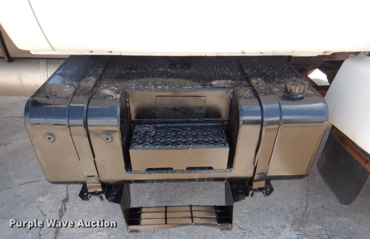 image for item DM6078 2000 Ford F650 Super Duty  flatbed truck