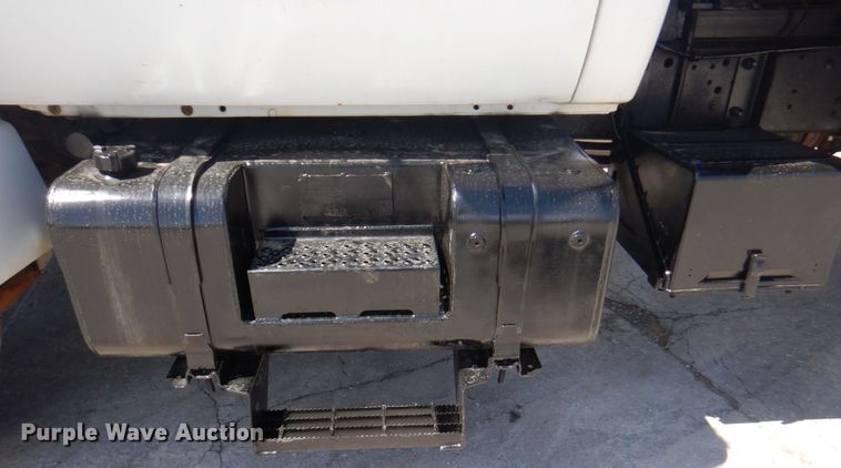 image for item DM6078 2000 Ford F650 Super Duty  flatbed truck