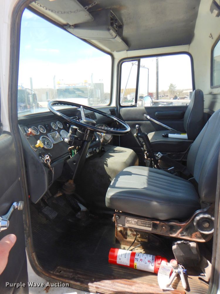 image for item DM6079 1988 Ford L9000  semi truck