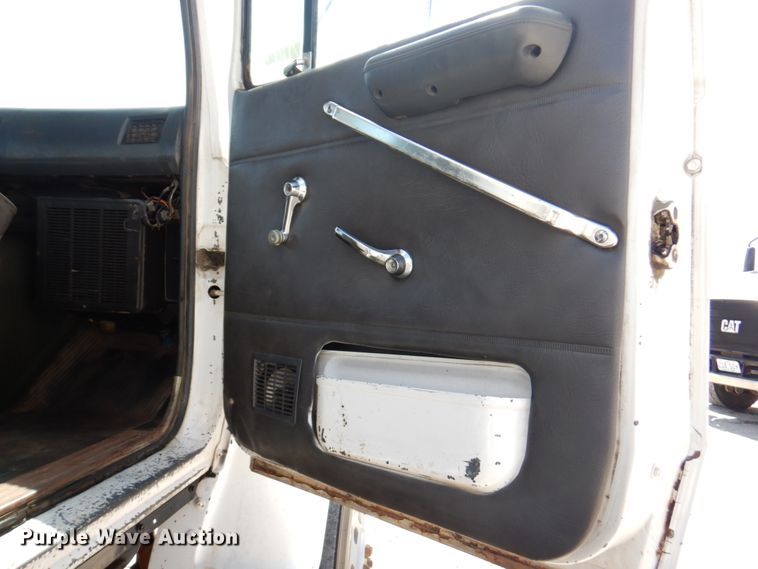 image for item DM6079 1988 Ford L9000  semi truck