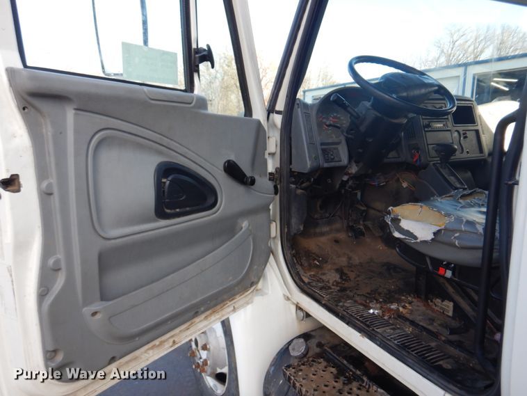 image for item DM7263 2007 International 4300  box truck