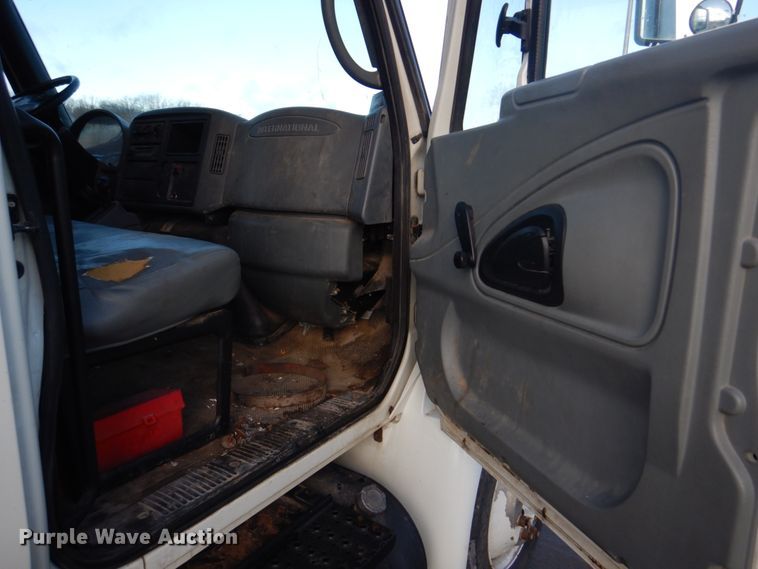 image for item DM7263 2007 International 4300  box truck