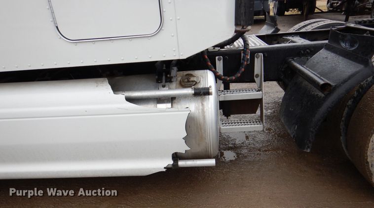 image for item DN7276 2013 Peterbilt 386  semi truck