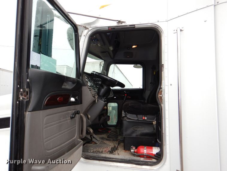 image for item DN7276 2013 Peterbilt 386  semi truck