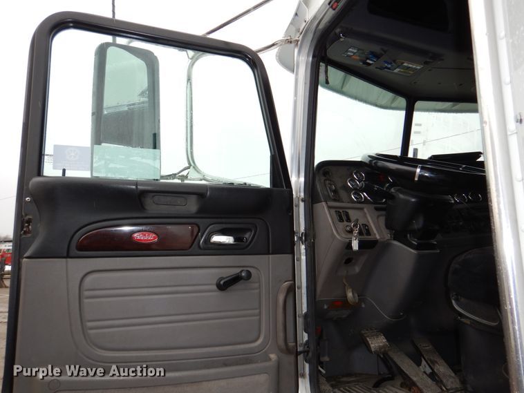 image for item DN7276 2013 Peterbilt 386  semi truck