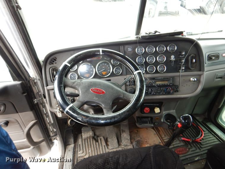 image for item DN7276 2013 Peterbilt 386  semi truck