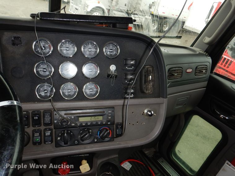 image for item DN7276 2013 Peterbilt 386  semi truck