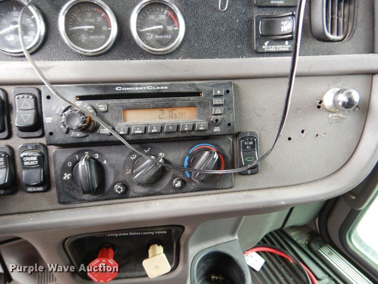 image for item DN7276 2013 Peterbilt 386  semi truck