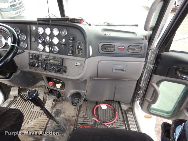 image for item DN7276 2013 Peterbilt 386  semi truck