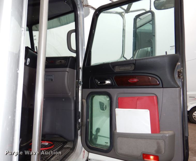 image for item DN7276 2013 Peterbilt 386  semi truck