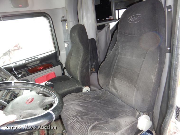 image for item DN7276 2013 Peterbilt 386  semi truck