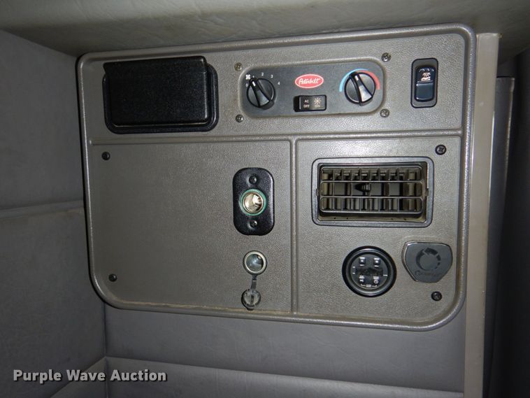 image for item DN7276 2013 Peterbilt 386  semi truck