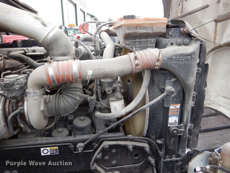 image for item DN7276 2013 Peterbilt 386  semi truck