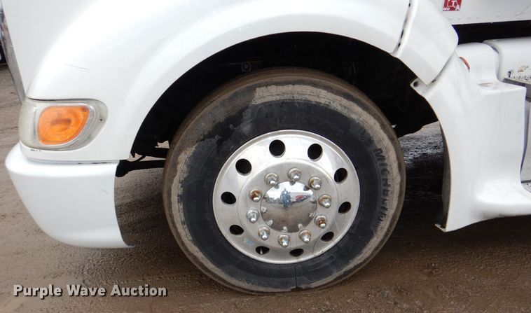 image for item DN7276 2013 Peterbilt 386  semi truck