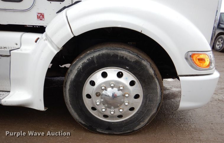 image for item DN7276 2013 Peterbilt 386  semi truck