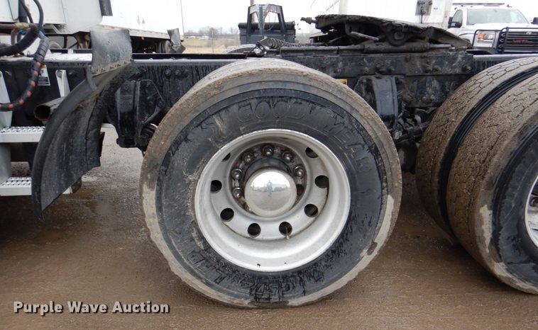 image for item DN7276 2013 Peterbilt 386  semi truck