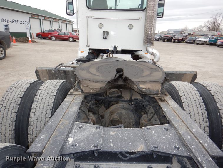 image for item DN7288 2014 Peterbilt 384  semi truck