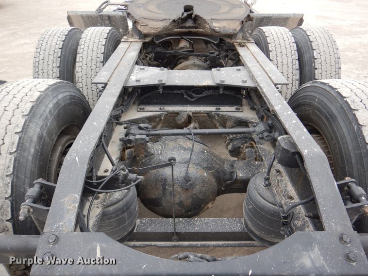 image for item DN7288 2014 Peterbilt 384  semi truck