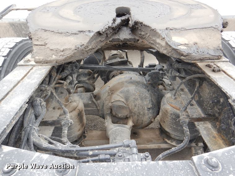 image for item DN7288 2014 Peterbilt 384  semi truck