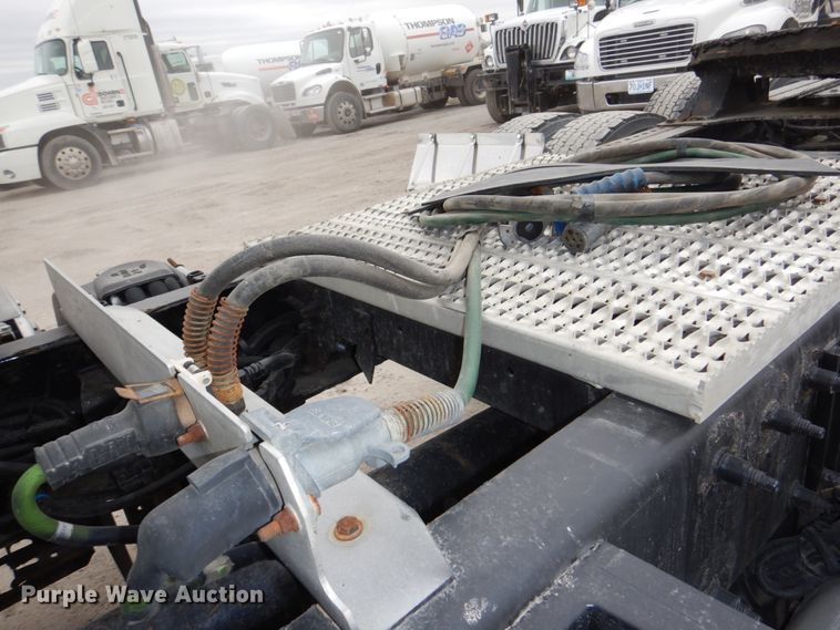 image for item DN7288 2014 Peterbilt 384  semi truck