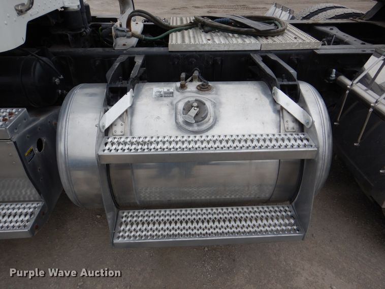 image for item DN7288 2014 Peterbilt 384  semi truck