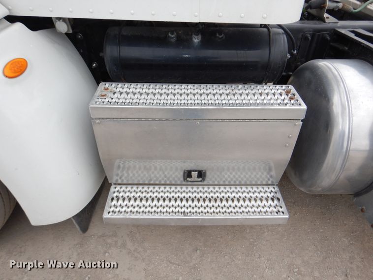 image for item DN7288 2014 Peterbilt 384  semi truck