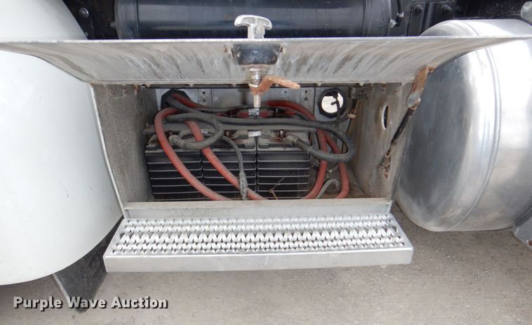 image for item DN7288 2014 Peterbilt 384  semi truck