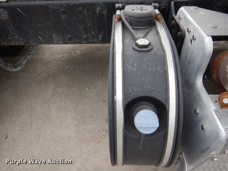 image for item DN7288 2014 Peterbilt 384  semi truck