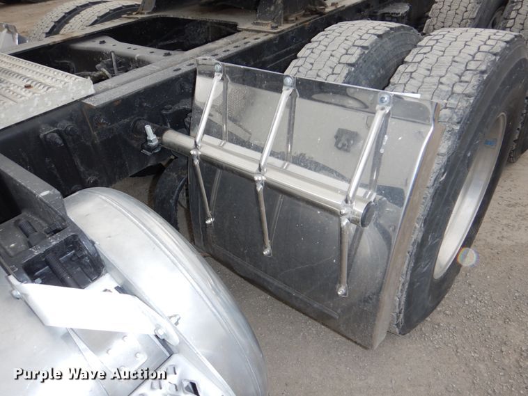 image for item DN7288 2014 Peterbilt 384  semi truck