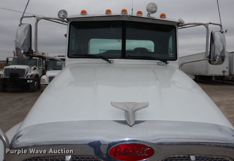 image for item DN7288 2014 Peterbilt 384  semi truck