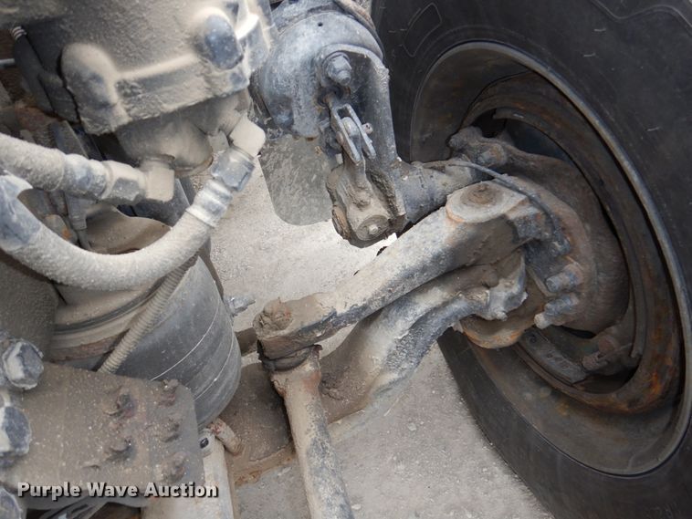 image for item DN7288 2014 Peterbilt 384  semi truck