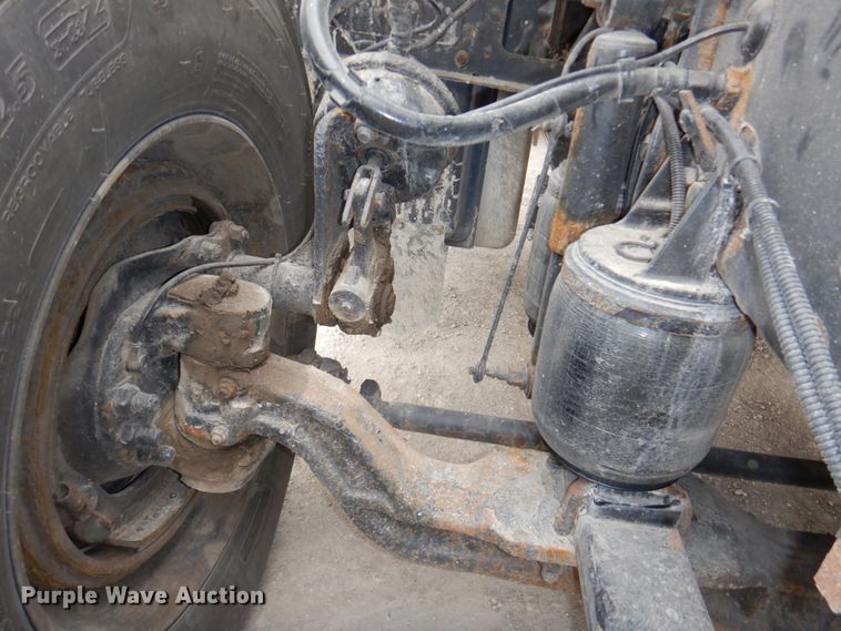 image for item DN7288 2014 Peterbilt 384  semi truck