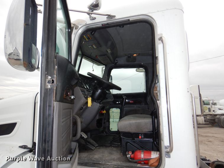 image for item DN7288 2014 Peterbilt 384  semi truck