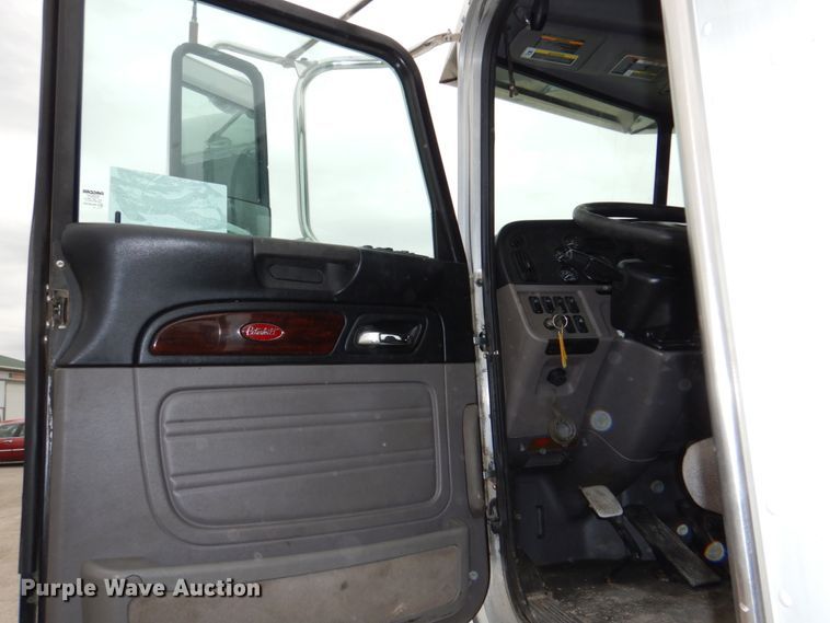 image for item DN7288 2014 Peterbilt 384  semi truck