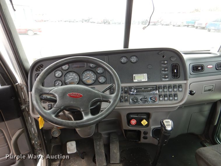 image for item DN7288 2014 Peterbilt 384  semi truck