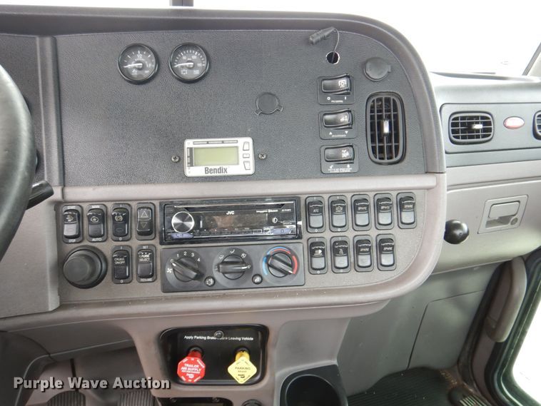 image for item DN7288 2014 Peterbilt 384  semi truck